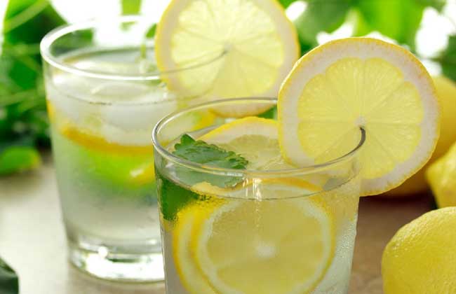 柠檬片泡水的功效有哪些 喝柠檬水有什么好处