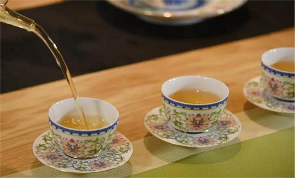 每天喝多少茶为宜，凉茶与热茶哪个更解渴